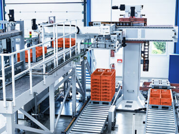 Automatisierte Palettierung von E2- und C2-Kisten in der Fleischindustrie mit TRAPO End-of-Line-Lösung in der Schweiz.